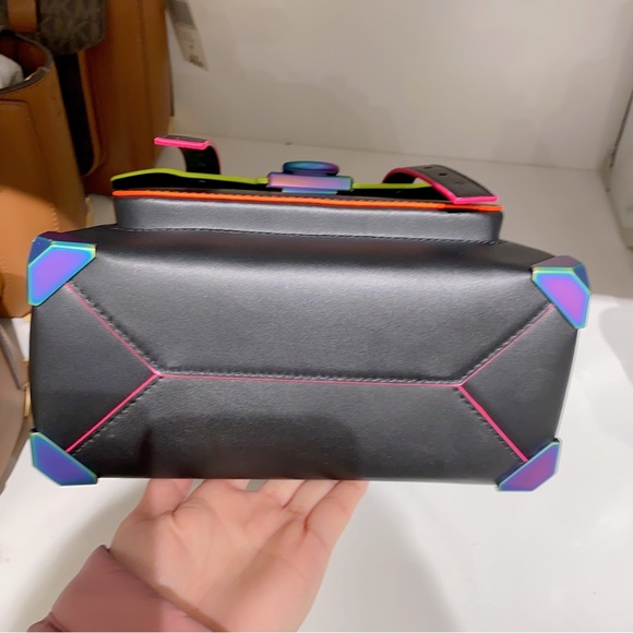 Michael Kors Manhattan Medium Leather Satchel - Picture 6 of 9